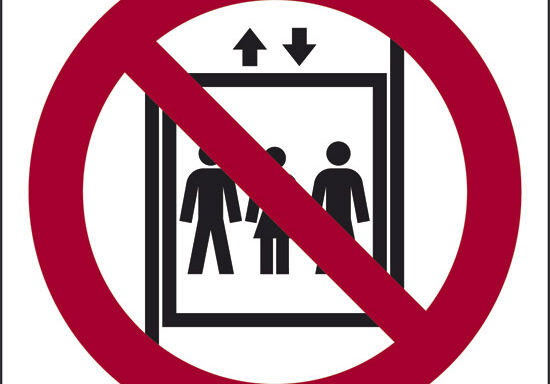 (vietato il trasporto di persone con il montacarichi)