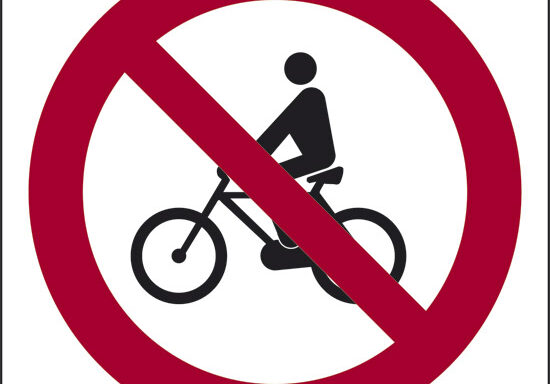 (vietato il transito alle biciclette)