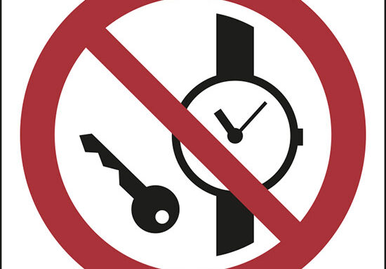 (vietato entrare con orologi o oggetti metallici – no metallic articles or watches)
