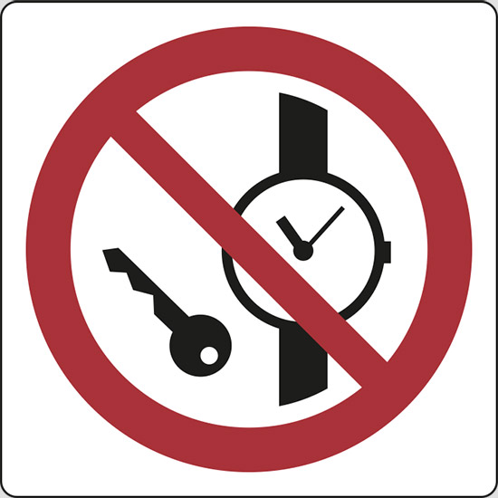 (vietato entrare con orologi o oggetti metallici – no metallic articles or watches)