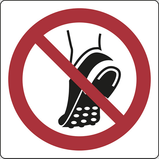 (do not wear metal-studded footwear – non indossare calzature con tacchetti/chiodi)