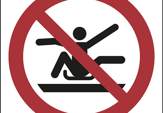(non stendersi all’esterno della slitta – do not stretch out of toboggan)