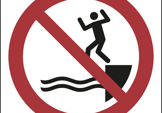 (non saltare in acqua – no jumping into water)