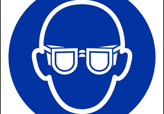 (e’ obbligatorio indossare le protezioni degli occhi – wear eye protection)