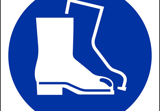 (e’obbligatorio indossare le calzature di sicurezza – wear safety footwear)