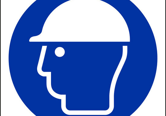 (e’ obbligatorio il casco di protezione – wear head protection)