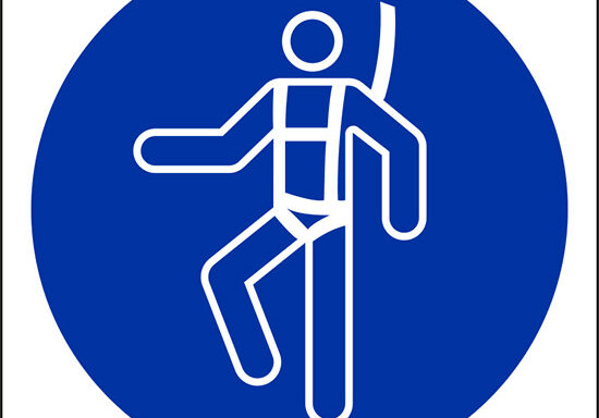 (e’ obbligatorio indossare l’imbracatura di sicurezza – wear a safety harness)