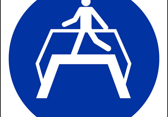 (e’ obbligatorio usare il ponte pedonale – use footbridge)