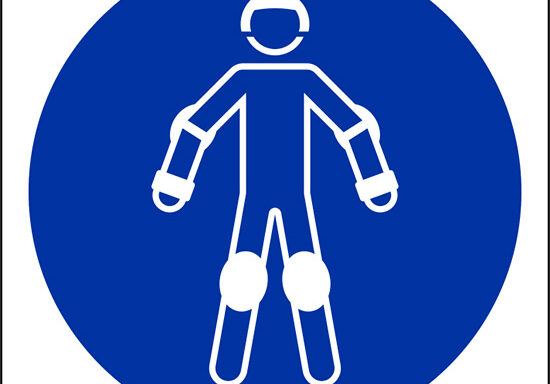 (indossare protezioni per pattinaggio – wear protective roller sport equipment)