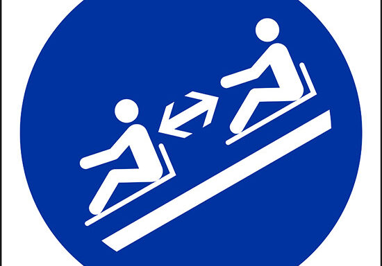 (mantenere la distanza tra le slitte – keep distance between toboggans)