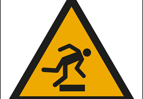 (pericolo ostacolo in basso – warning: floor-level obstacle)