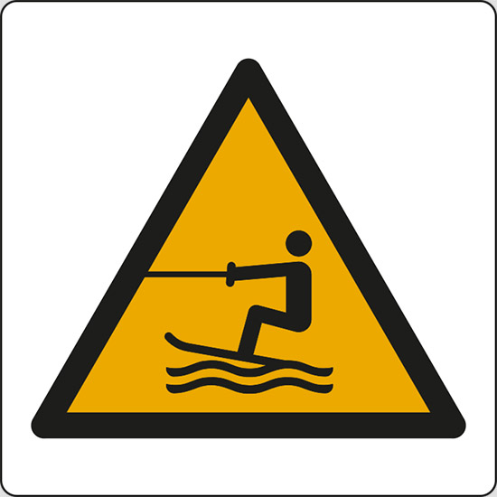 (attenzione; area per attività acquatiche a traino – warning; towed water activity area)