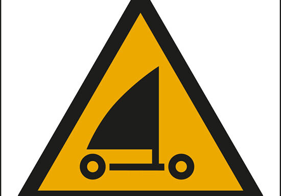 (attenzione; sand yachting – warning; sand yachting)